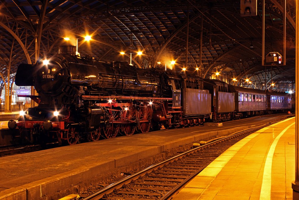 01 1066 nach ihrer Ankunft in K�ln Hbf an Gl.5 am 28.04.2012