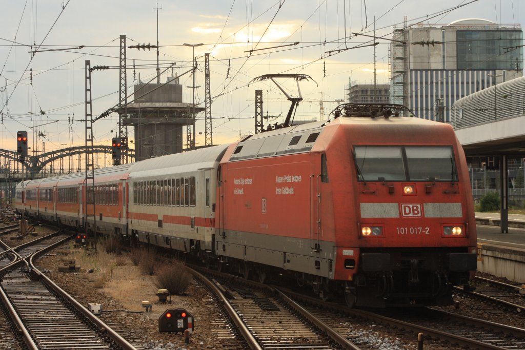 101 017 mit dem MNE in M�nchen HBF am 30.07.2010