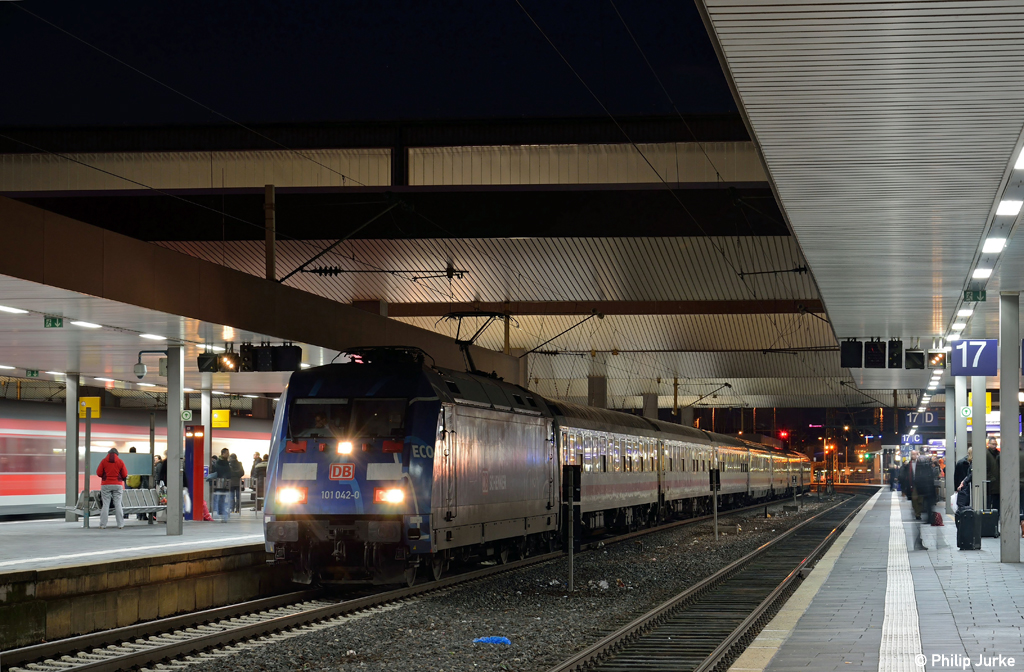 101 042-0 mit dem IC 130 (Emden - Koblenz) am 11.01.2013 im D�sseldorfer Hauptbahnhof.