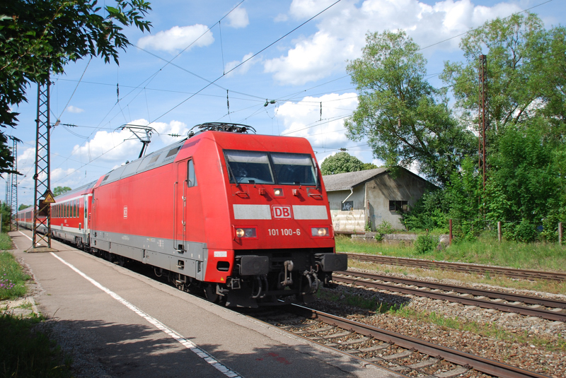 101 100-6, mit dem N�rnberg-Express am Haken. An diesem Tag war die ICE-Trasse wegen Bauarbeiten bei Ingolstadt gesperrt. Drum wurde umgeleitet �ber Gersthofen-Donauw�rth-Treuchtlingen. Aufgenommen am 13.06.11.