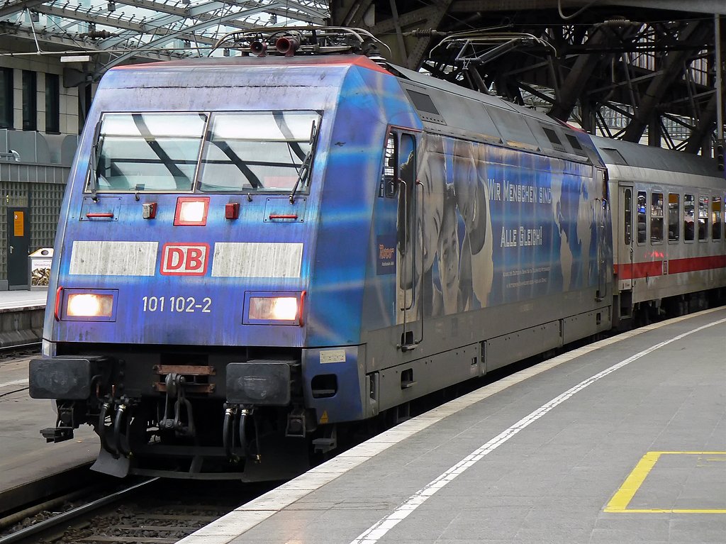 101 102-2 an Gleis 2 in K�ln Hbf am 28.02.2010
