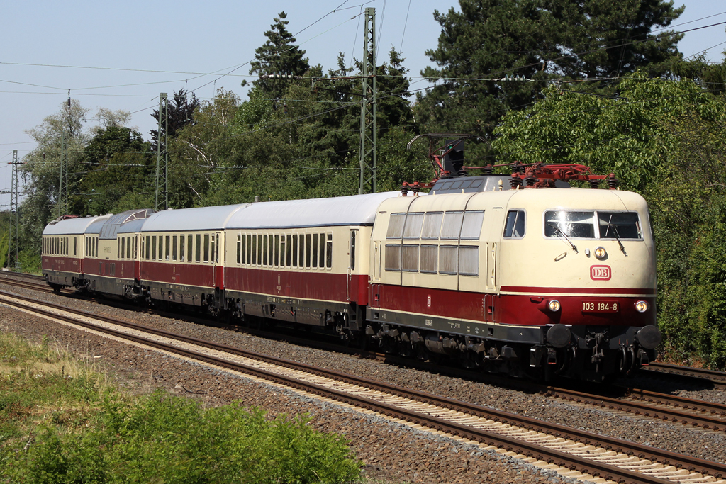103 184-8 bei der Durchfahrt in Angermund am 19.07.10