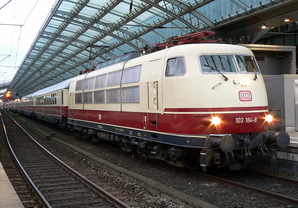 103 184-8 mit einem TEE Rheingold Sonderzug an Gleis 9 (!) anstatt Gleis 6 in K�ln Hbf. am 18.11.2010