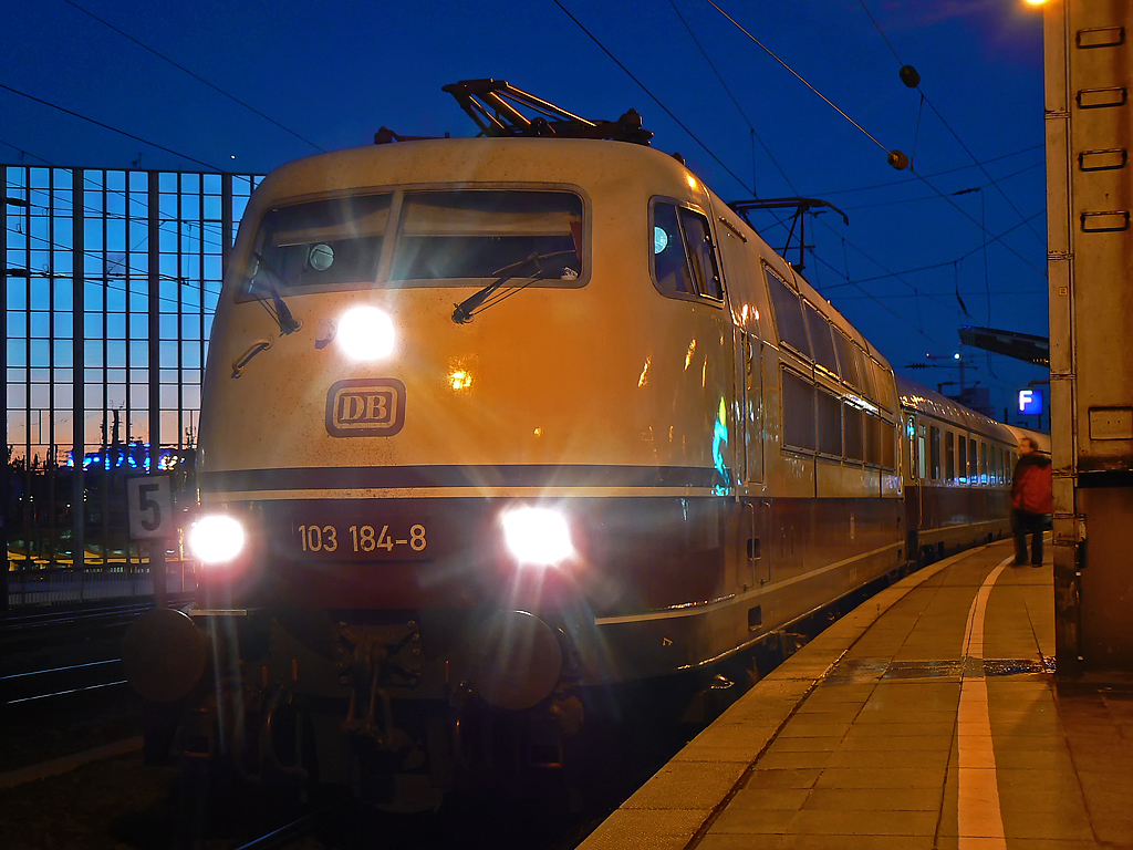 103 184-8 mit IC1817 aus HH-Altona an Gleis 9 (warum ....? ) in K�ln Hbf. am 10.10.2010