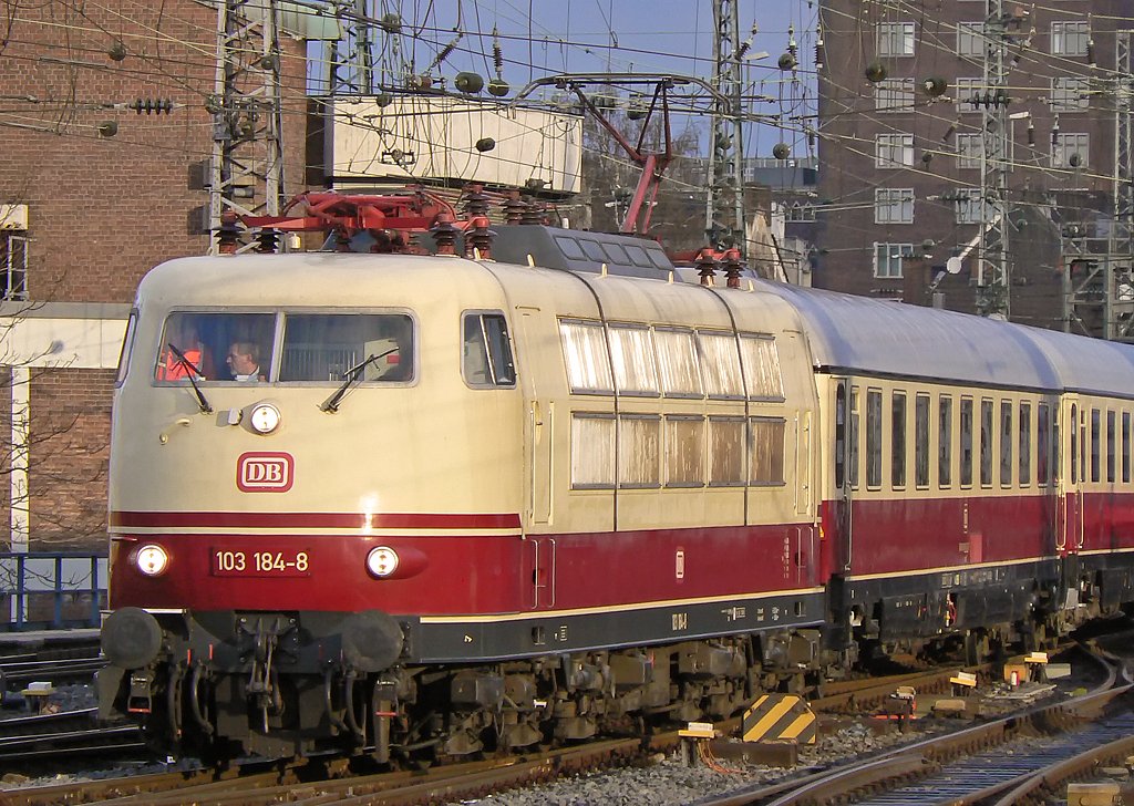 103 184-8 mit TEE Garnitur bei der Einfahrt in K�ln Hbf am 27.03.2010