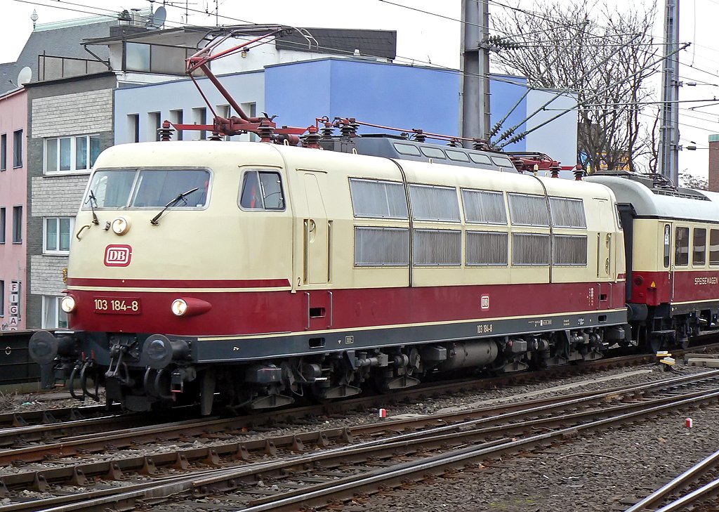 103 184-8 mit TEE Rheingold einfahrend in K�ln Hbf. am 21.01.2010