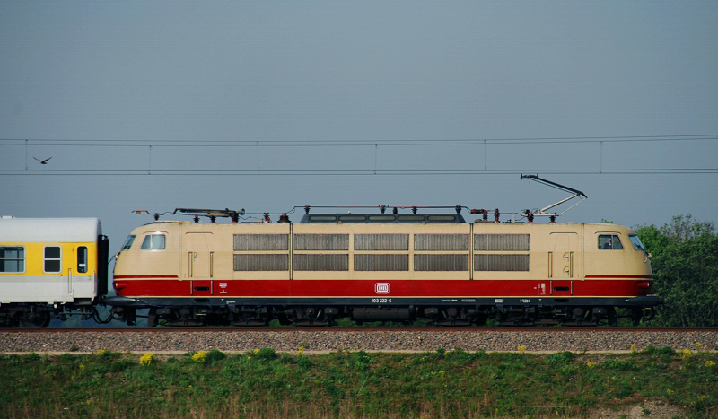 103 222-6, aufgenommen am 29.04.11, kurz nach Burgau, einen Messzug schiebend.