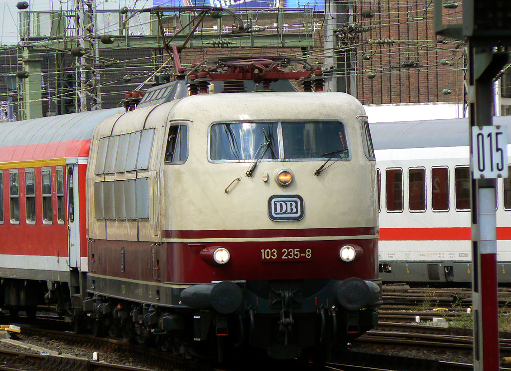 103 235-8 am IC1807 nach HH-Altona in K�ln Hbf am 25.06.2010
