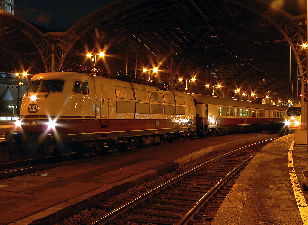 103 235-8 mit TEE aus Salzburg an Gleis 5 in K�ln Hbf. am 12.12.2010