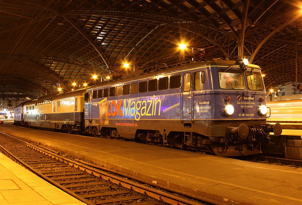 1042 520 der Centralbahn mit ihrem Sonderzug nach Emden am Morgen des 03.11.2012 in K�ln Hbf