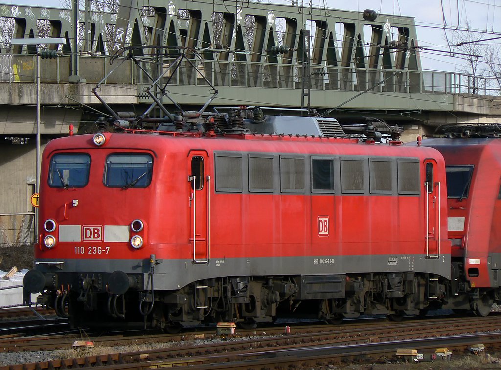 110 236-7 mit einer BR 101 am Haken aus Deutzerfeld kommend , K�ln Deutz am 27.2.2010