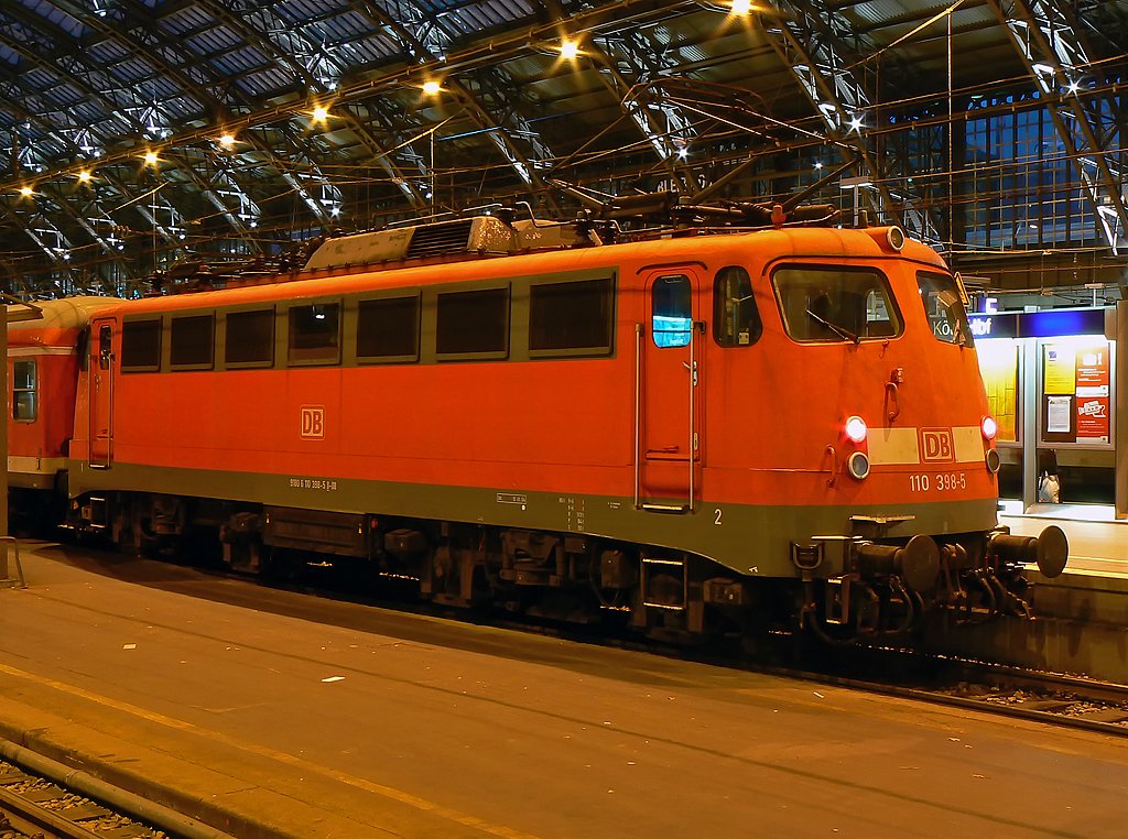 110 398-5 in K�ln Hbf am 18.12.09