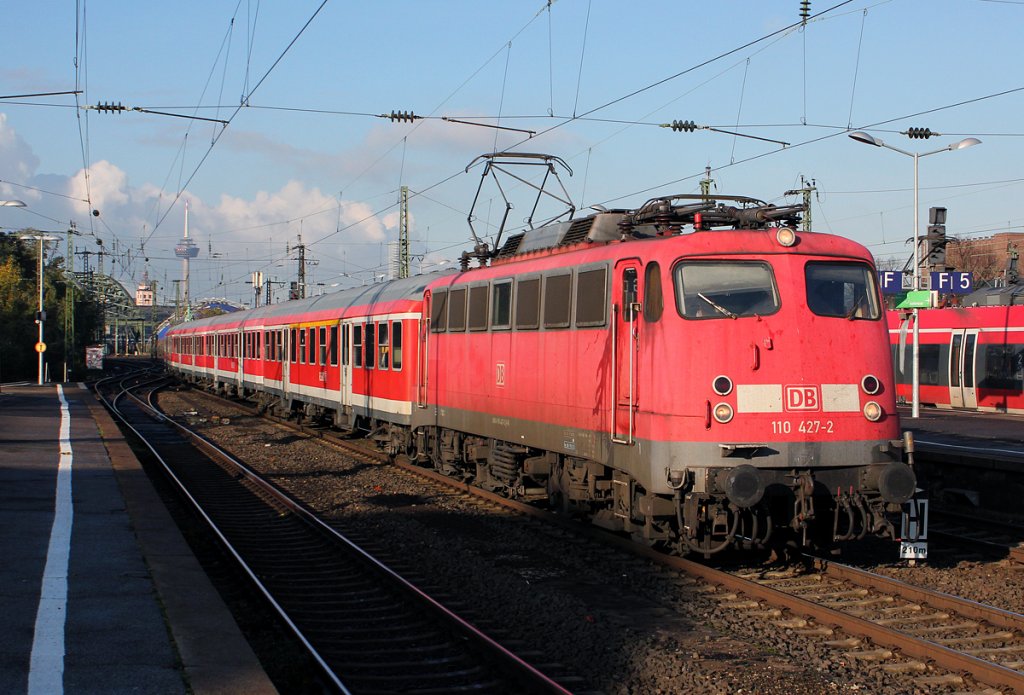 110 427-2 mit dem Leerpark des RB35 auf dem rtg Deutzerfeld in K�ln Messe/Deutz am 06.11.2012