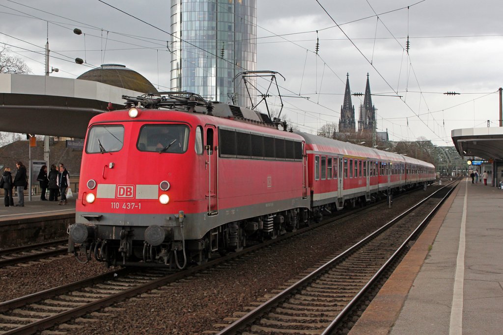 110 437-1 mit einem N-Wagen Leerpark in K�ln Messe/Deutz am 12.04.2013