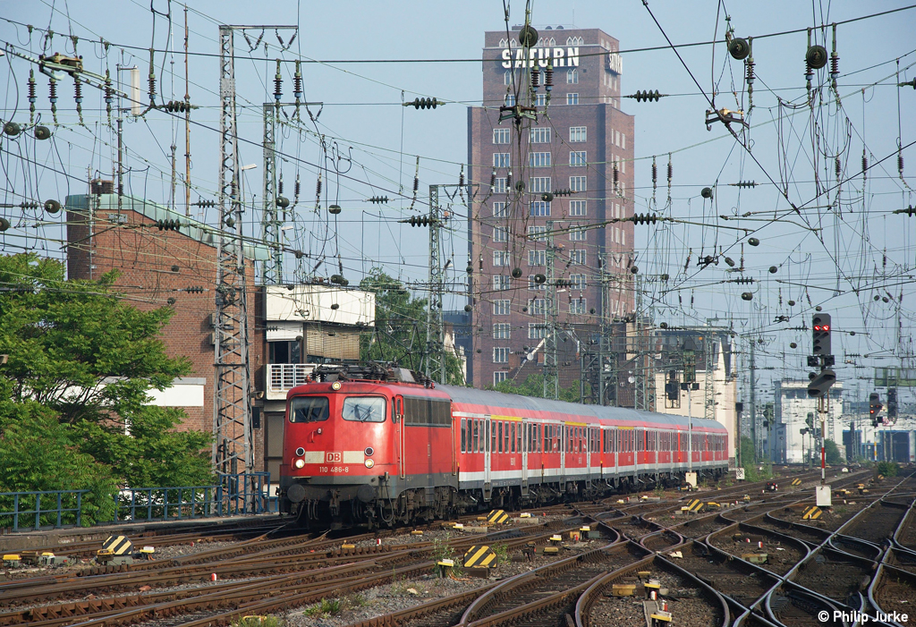 110 486-8 als RE 70301 nach Hamm(Westf) am 21.05.2011 in K�ln