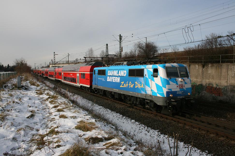 111 017 vor RE nach Salzburg in Waldtrudering