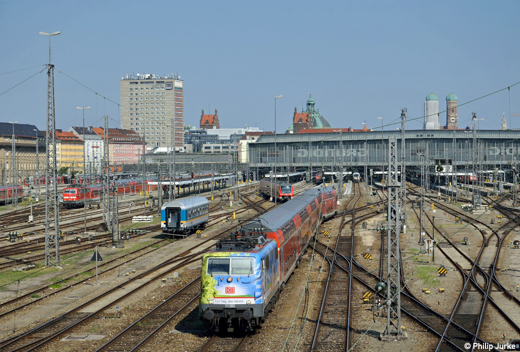 111 066-7 mit der RB 59160 nach Treuchtlingen am 27.07.2012 in M�nchen.