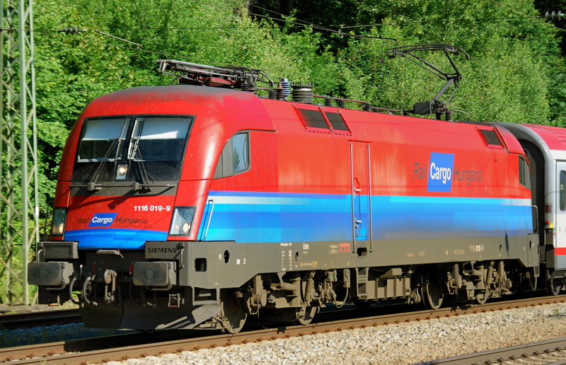 1116 019-9, aufgenommen am 28.06.11, bei der Durchfahrt durch A�ling.