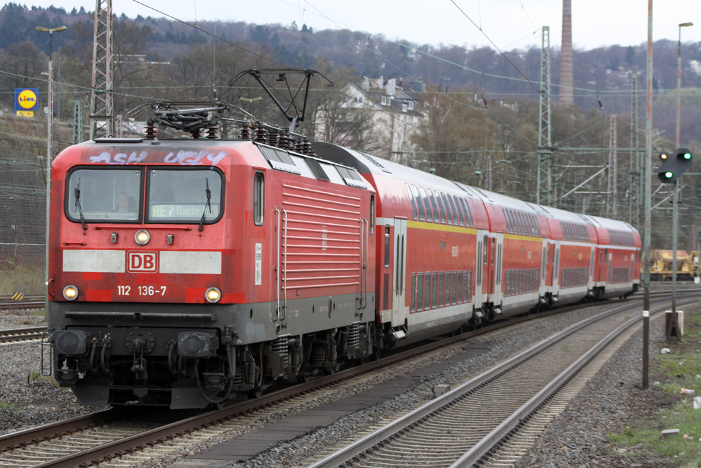 112 136-7 bei der Durchfahrt in Wuppertal Steinbeck am 11.04.10