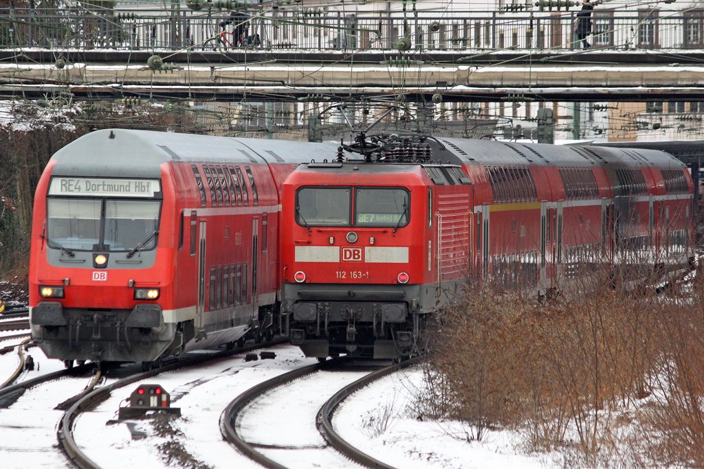 112 161-1 trifft den RE4 in Wuppertal Elberfeld am 28,01,10
