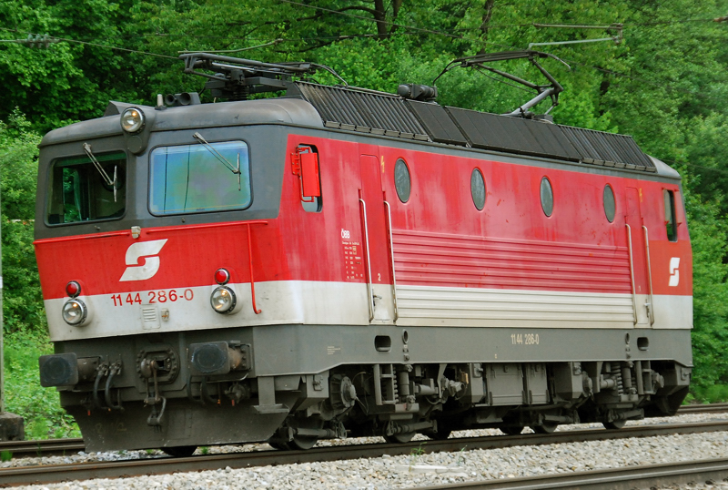 1144 286-0, aufgenommen bei einer Solodurchfahrt durch A�ling, am 01.06.10.