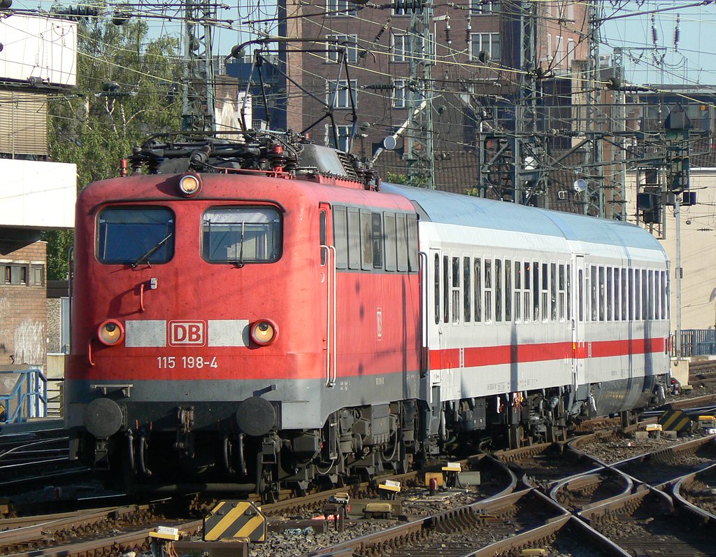 115 198-4 mit einem Schadzug in K�ln Hbf am Morgen des 05.06.2010