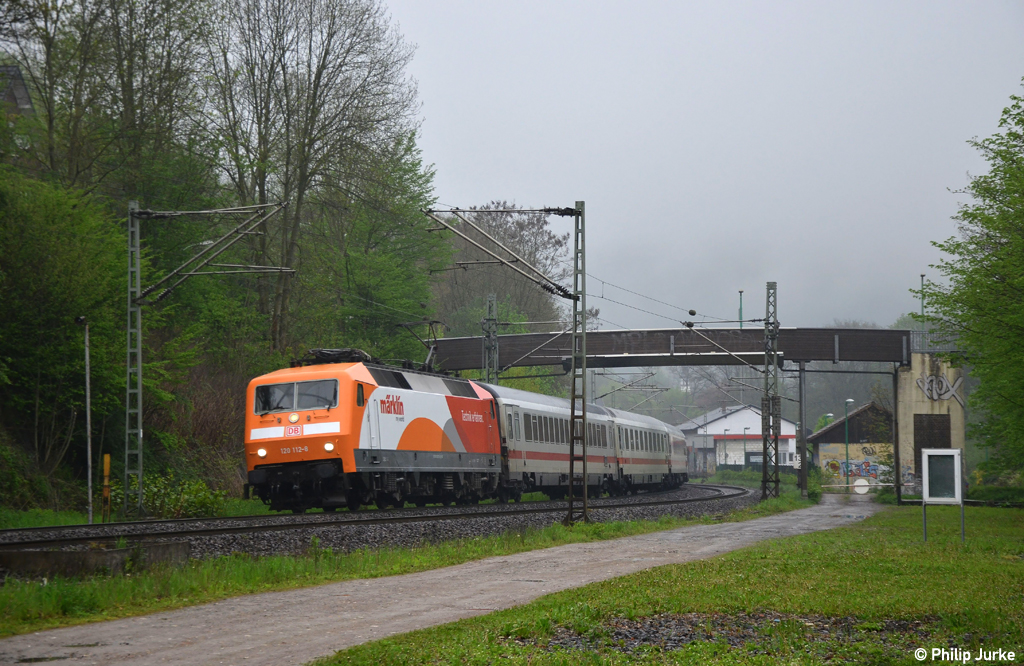 120 112-8 mit dem IC 2329 nach N�rnberg Hbf am 06.05.2012 in Ennepetal.