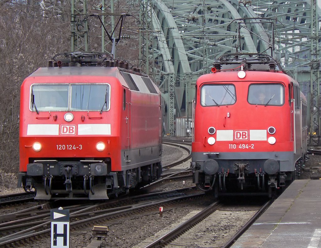 120 124-3 kommt als Lz. parallel mit 110 494-2 am RE9 in K�ln Deutz am 19.02.2010