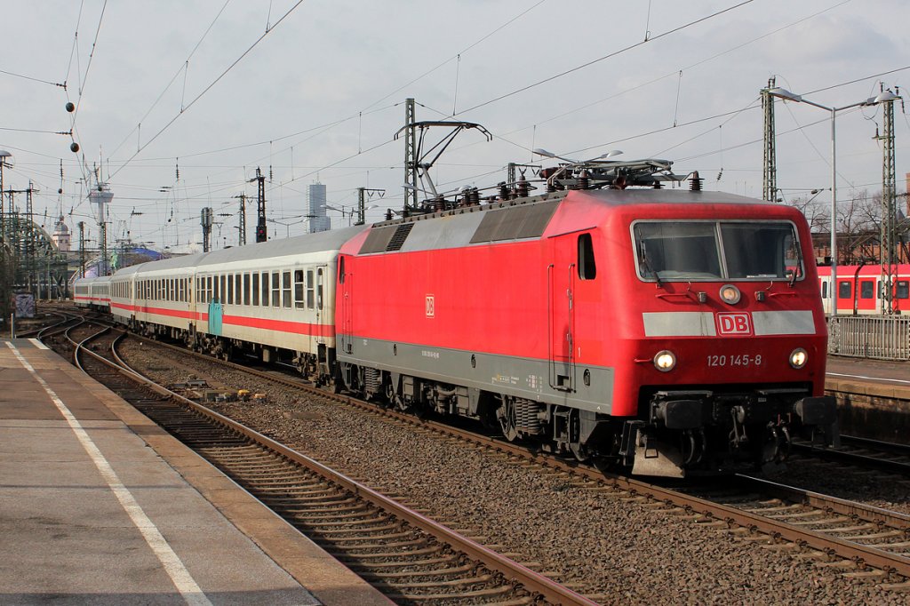 120 145-8 mit IC  in K�ln Messe/Deutz am 09.03.2012

