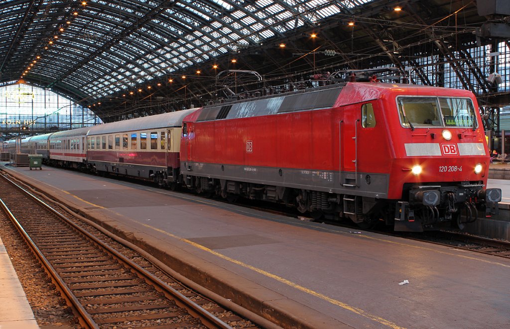 120 208-4 am IC2417 in K�ln Hbf am 18.09.2011