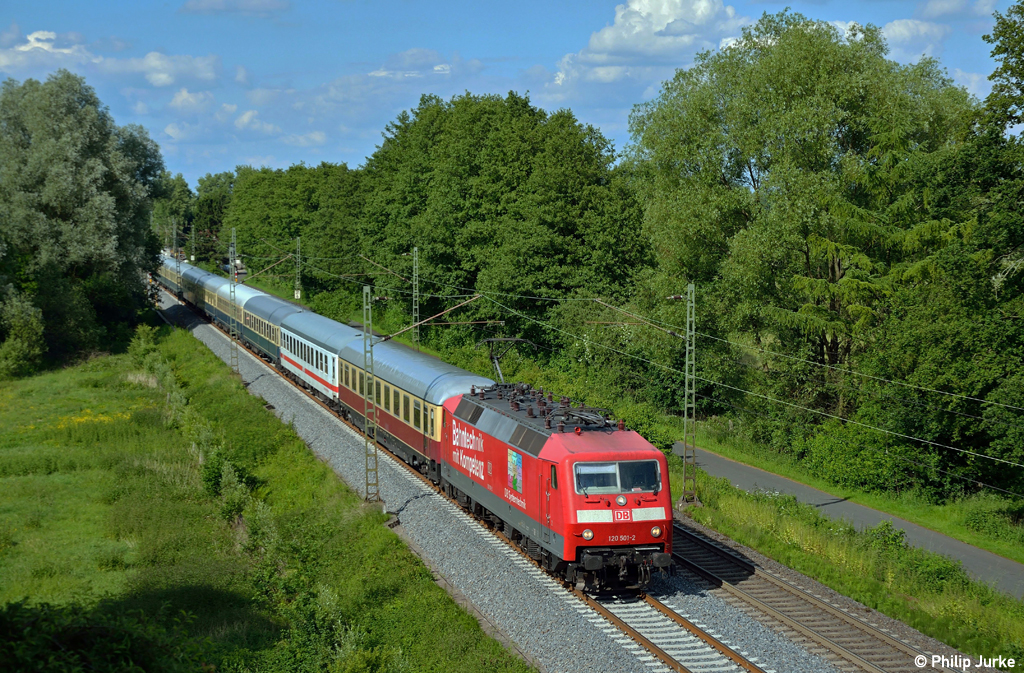 120 501-2 mit dem IC 2417 nach K�ln Hbf am 10.06.2012 in Sythen.