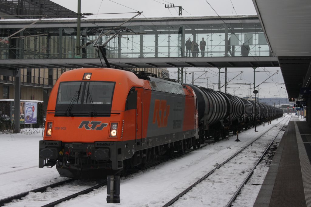 1216 902 am 11.12.2010 im Bahnhof von Regensburg