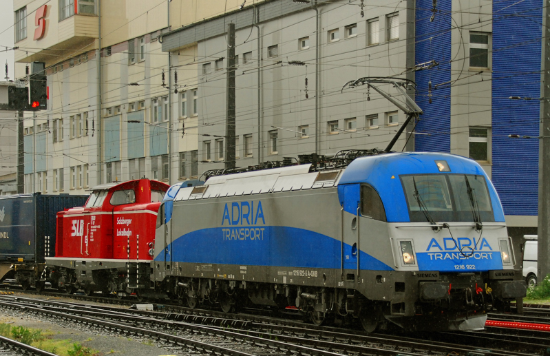 1216 922-5, Adria Transport, f�hrt mit einem G�terzug in den Bahnhof Salzburg ein. Eingestellt ist die 2000 084-1, die den Adria-Taurus sp�ter umsetzen wird. Aufgenommen am 02.06.10, in Salzburg.