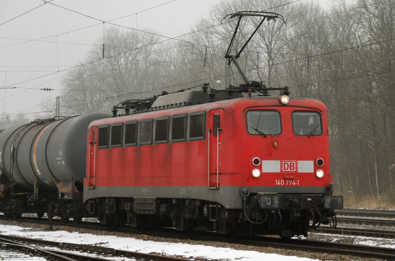 140 774-1, aufgenommen am 22.01.10, bei der Durchfahrt durch Neuoffingen, Strecke Donauw�rth-Neuoffingen-Ulm.