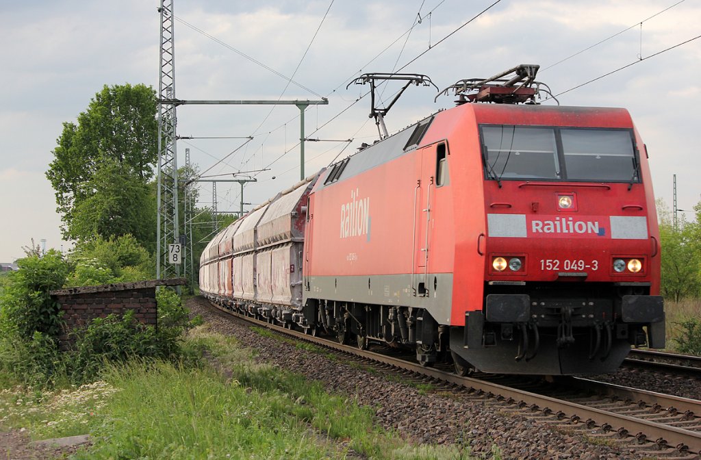 152 049-3 mit Kalkwagen in Porz Wahn am 13.05.2011