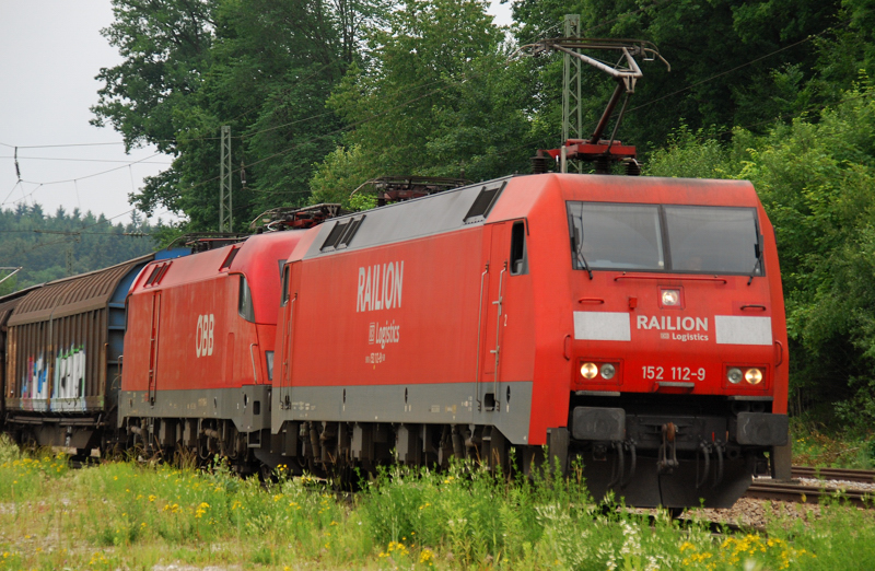 152 112-9 + 1116 110-6, aufgenommen bei der Durchfahrt durch A�ling, am 11.06.11.