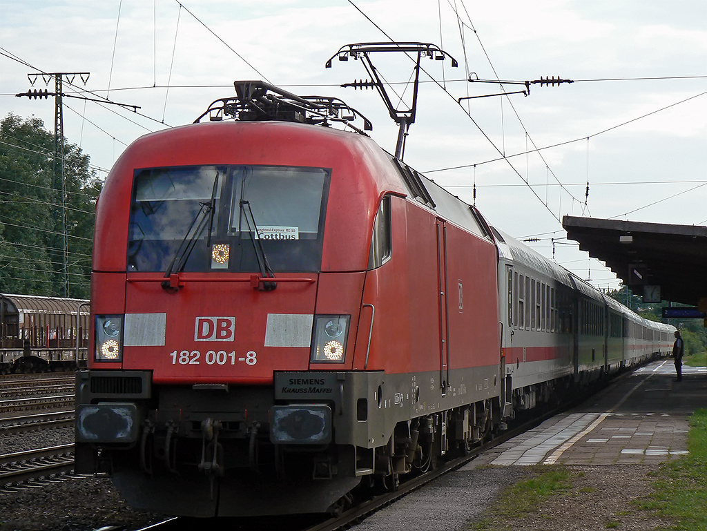 182 001-8 am IC2022 in K�ln West am 13.08.2010
