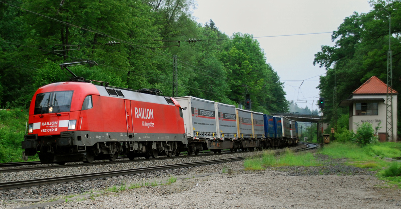 182 012-5, aufgenommen am 31.05.10, bei der Durchfahrt durch A�ling.