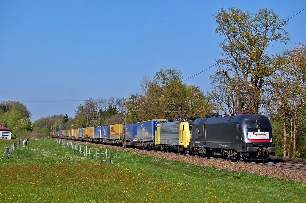 182 528 ist unterwegs mit dem DHL-Zug zum Brenner.
Aufgenommen am 17.04.2011 in Happing.
