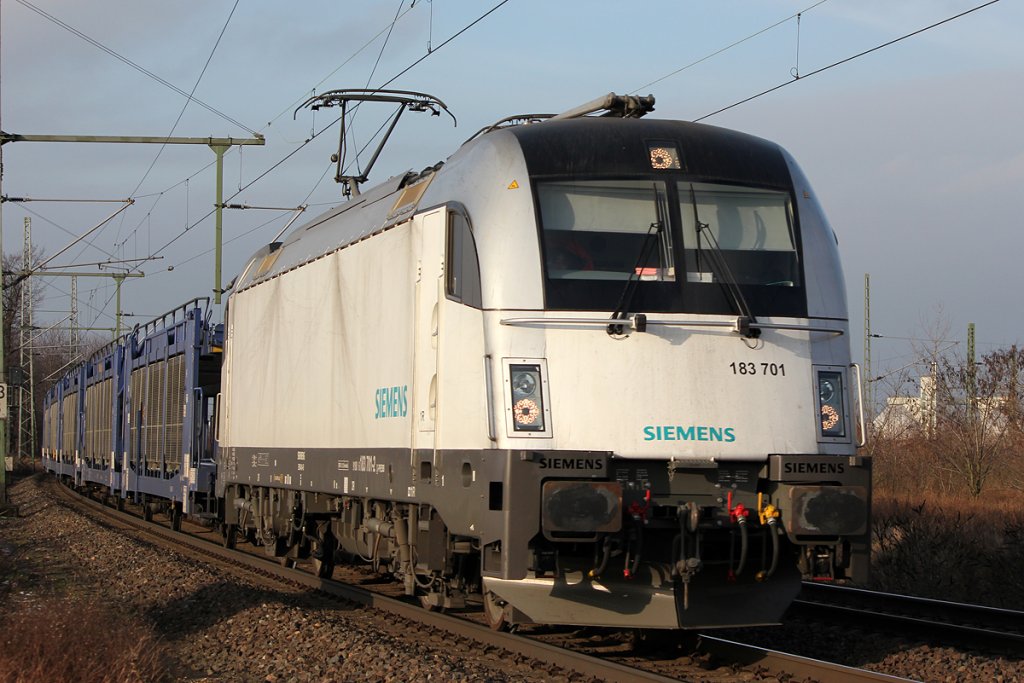 183 701-2 mit leerem Autozug in Porz Wahn am 02.02.2011