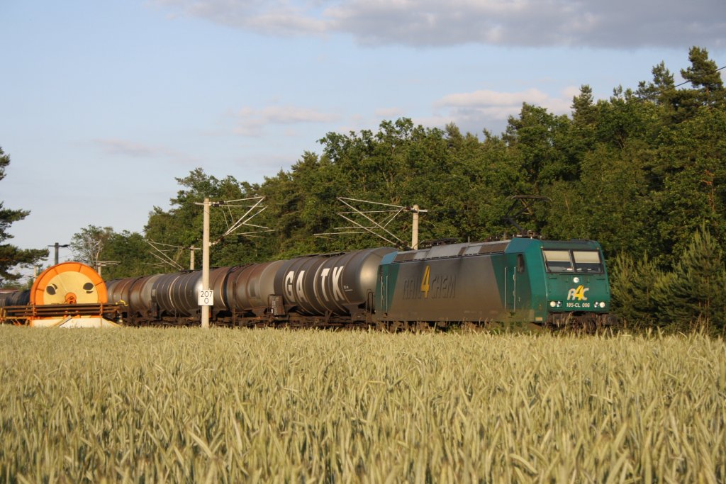 185 CL 006 mit einem KEWA Zug in Leiferde am 26.06.2010