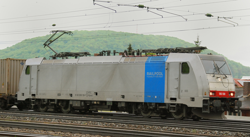 186 108-7, Railpool, aufgenommen am 15.05.10, bei der Durchfahrt durch Treuchtlingen.