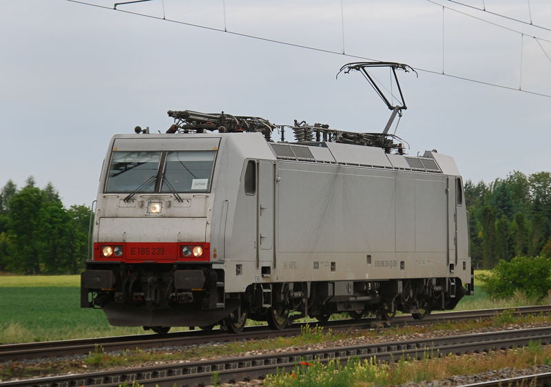 186 239-0, aufgenommen am 27.05.11, bei der Durchfahrt durch Gersthofen.