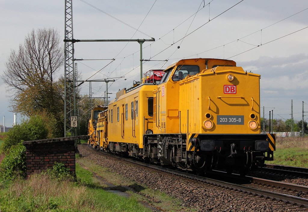 203 305-8 mit Bauzug in Porz Wahn am 21.04.2012