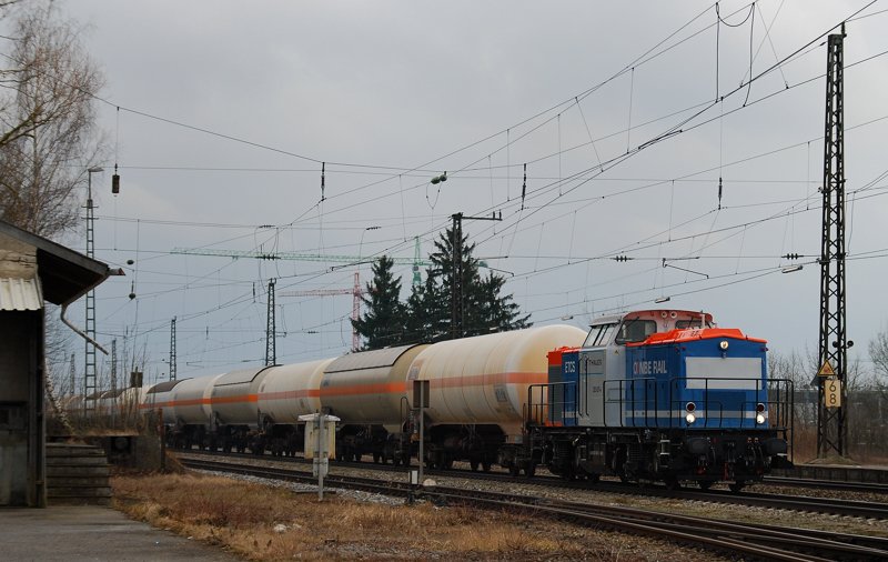 203 637-4, aufgenommen am 02.03.10, bei der Durchfahrt mit einem Kesselwagenzug durch Gersthofen, Strecke Augsburg-Donauw�rth.