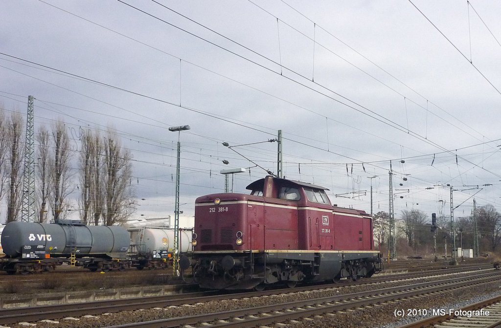 212 381 8 am 22.02.2010 bei der Aufahrt aus dem Bahnhof Neuwied Richtung K�ln 
Ich finde die Altroten Frau Hundert´s sch�n ;)

