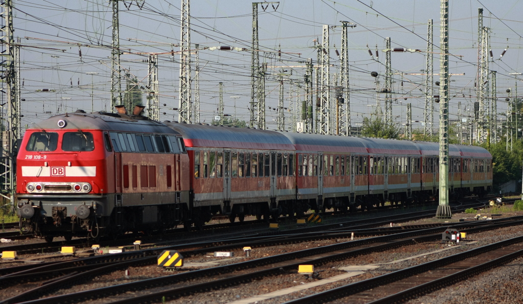 218 108 geh�rt zu den ersten 10 Serien Loks und steht wie frisch vom Werk am 12.07.2010 im Vorfeld des Frankfurter HBF´s.