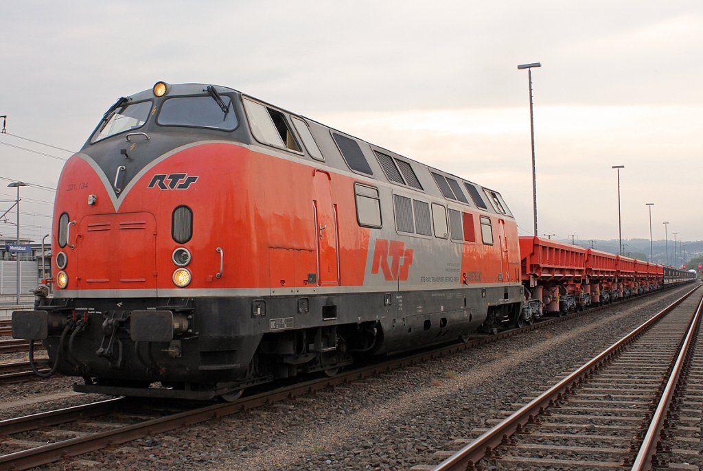 221 134 der RTS mit Abraumzug  am Abend des 20.07.2011 am Bf. Montabaur