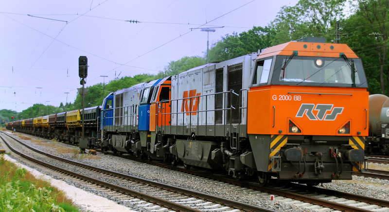 2x G 2000 BB, von RTS und Vossloh, aufgenommen vor einem Schotterzug, bei der Durchfahrt durch Neuoffingen, am 23.06.11.
