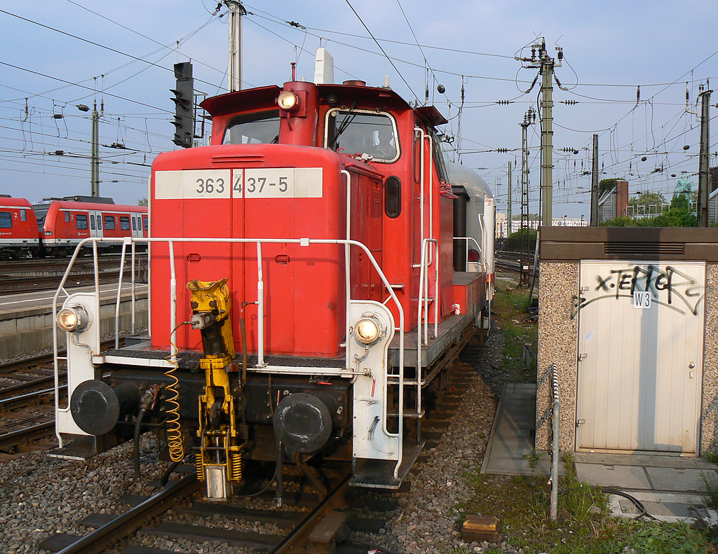 363 437-5 kommt mit einem IC Wagen durch K�ln Hbf. am 09.05.2010